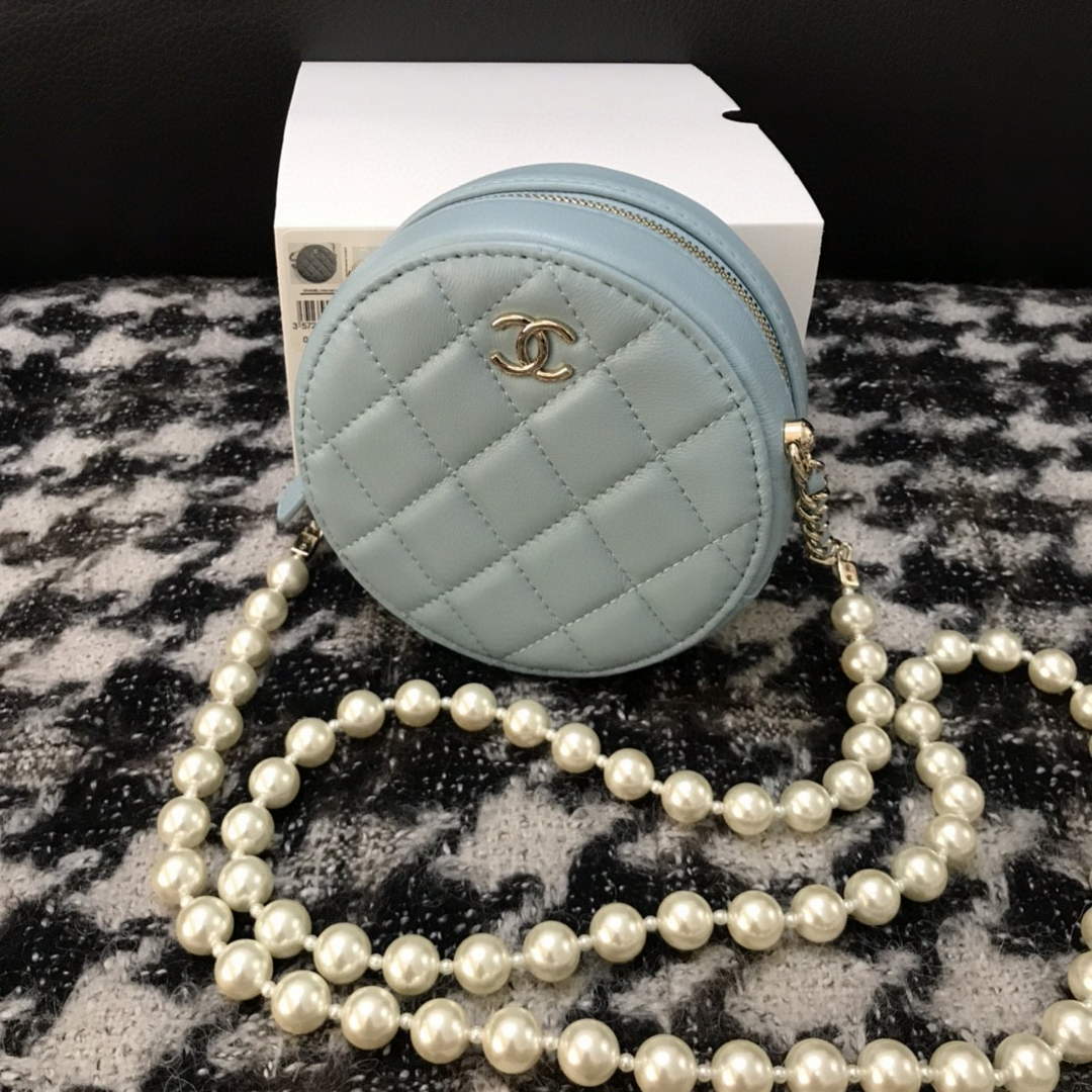 chanel-a68055-chanel-clutch-with-chain-round-bag-lambskin-blue-001-luxibags.ru