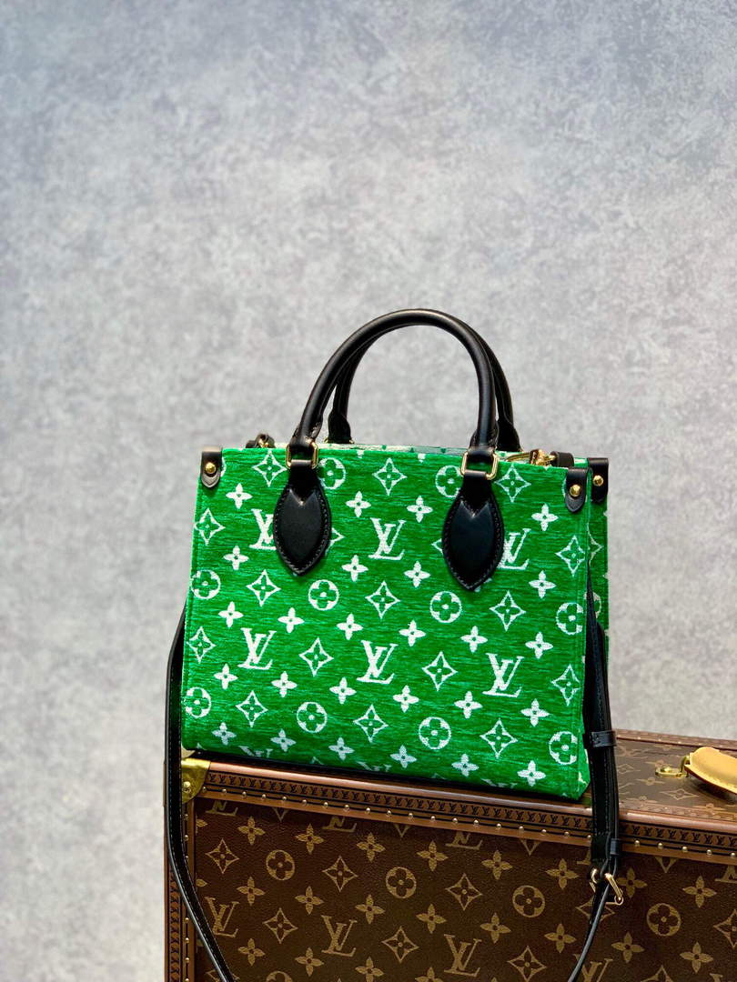 Louis Vuitton LV OntheGo Pm Stardust Green Leather ref.971210 - Joli Closet