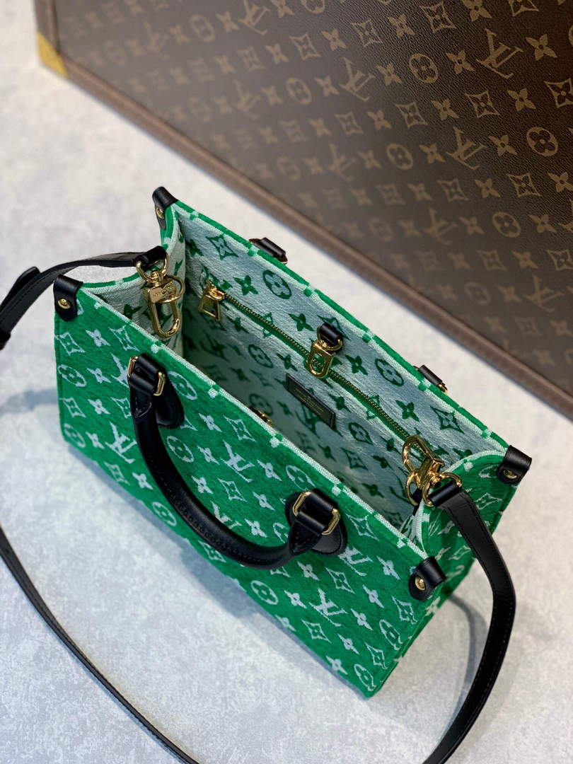 Louis Vuitton LV OntheGo Pm Stardust Green Leather ref.971210 - Joli Closet