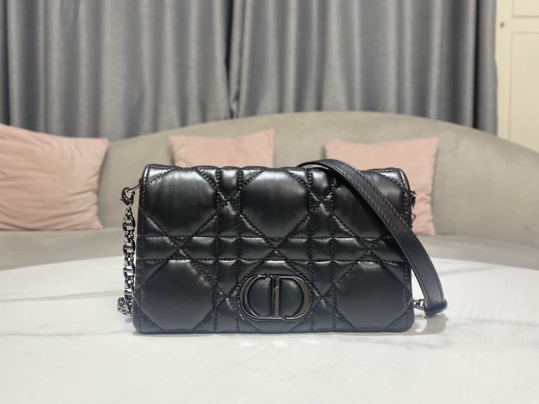 dior-caro-macrocannage-pouch-black-quilted-macrocannage-calfskin-001-luxibags.ru