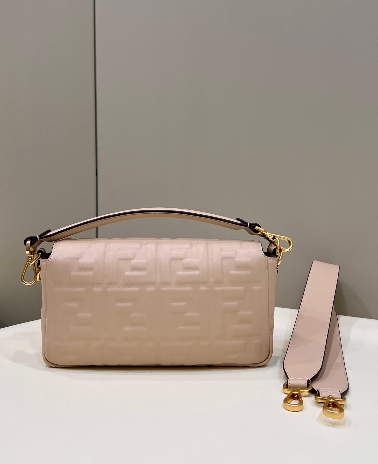 fendi-8br600-baguette-medium-light-pink-leather-0135m-bag002-luxibags.ru