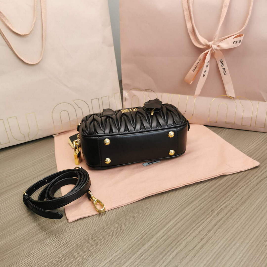 miumiu-5bb123-matelasse-nappa-leather-handbag-035-luxibags.ru