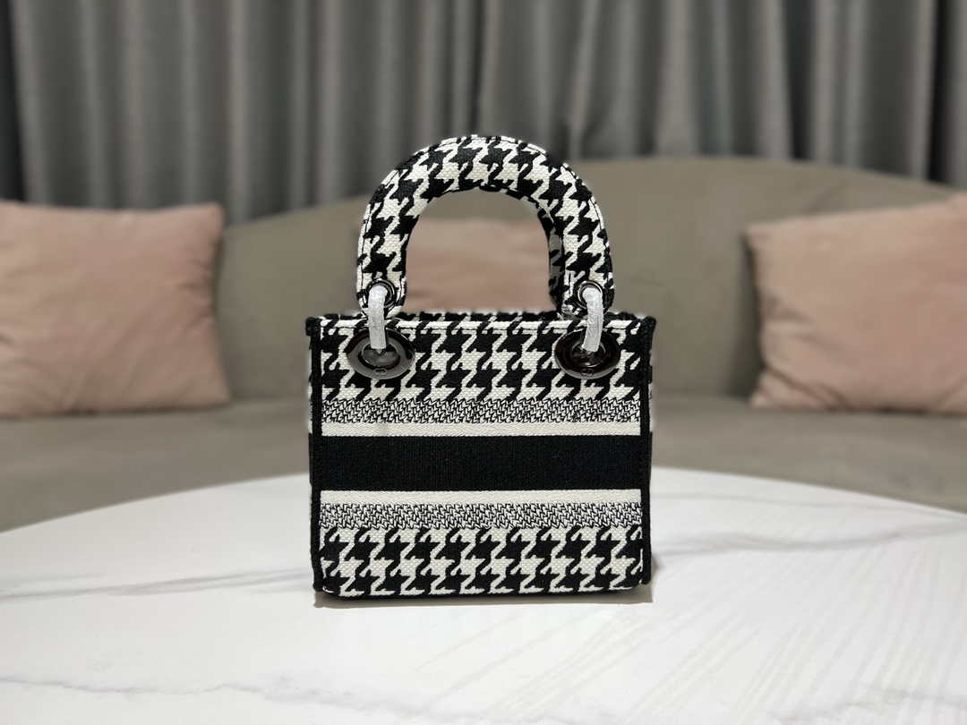 dior-m0500-mini-lady-d-lite-bag-black-and-white-houndstooth-embroidery-004-luxibags.ru