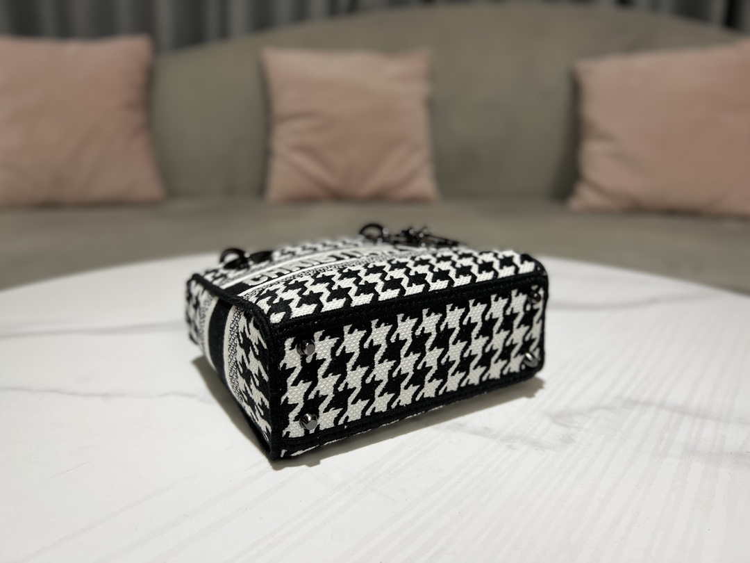 dior-m0500-mini-lady-d-lite-bag-black-and-white-houndstooth-embroidery-006-luxibags.ru