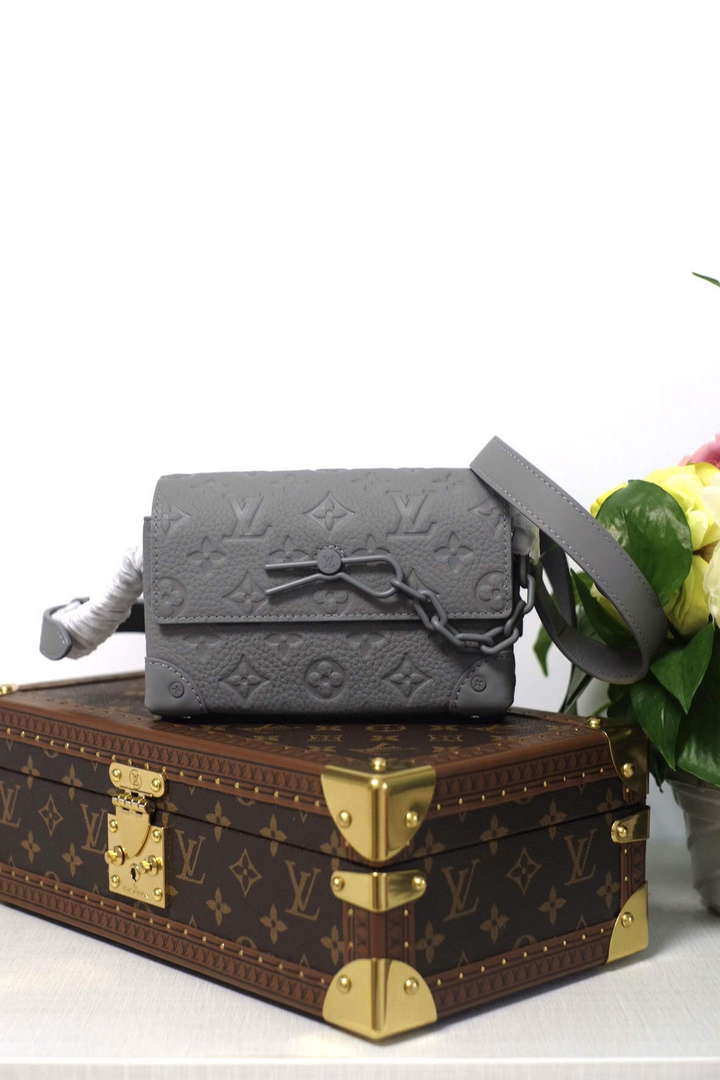 lv m81746 louis vuitton steamer wearable wallet gray leather 1
