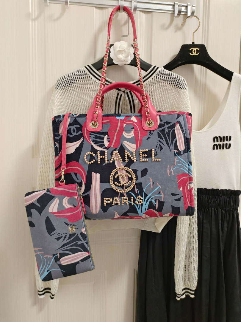 chanel-a66941-large-tote-printed-velvet-wooden-pearls-gold-tone-metal-red-multicolour-001-ab87d344-ce81-4b0d-8fa0-7836c7b8b093-luxibags.ru