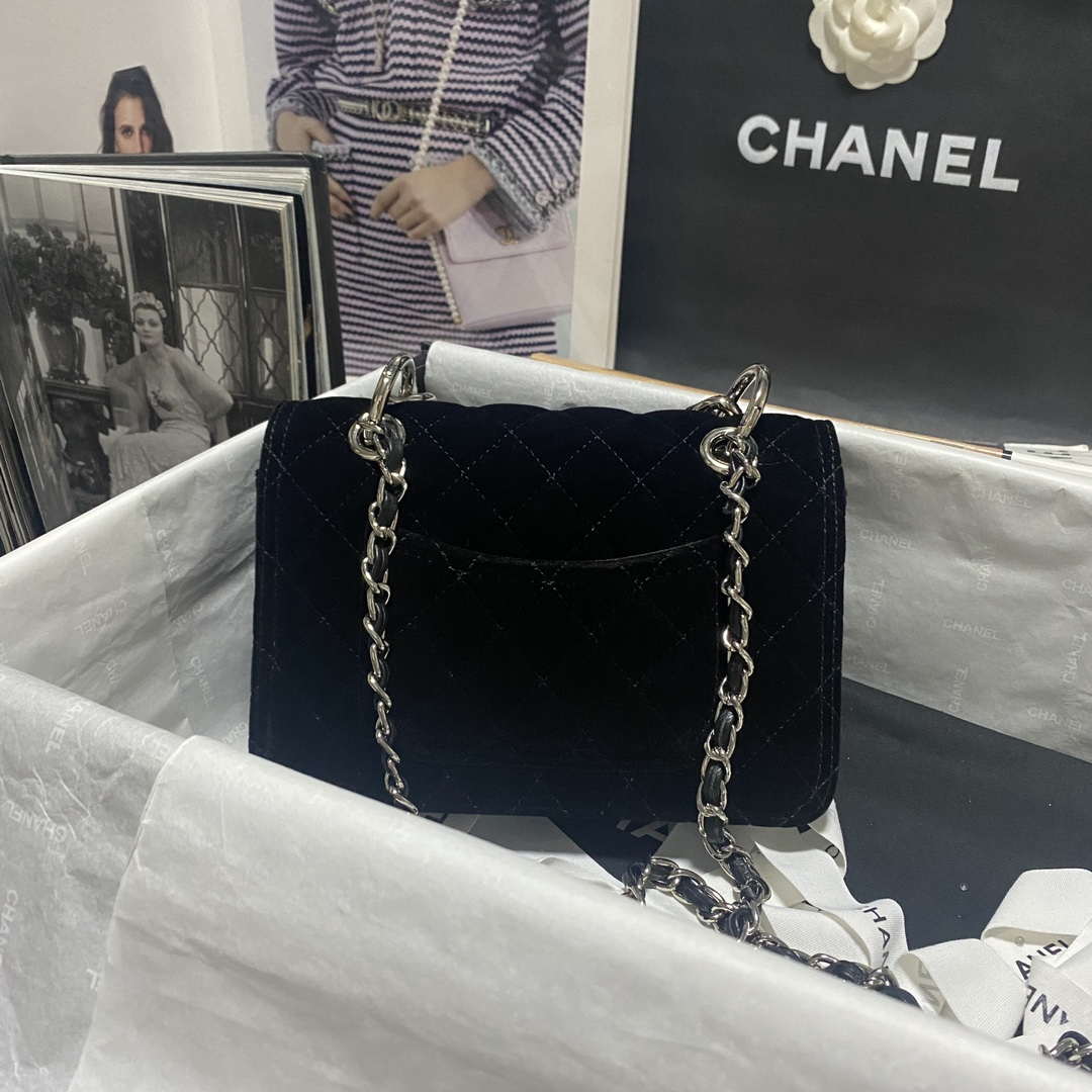 chanel-as4051-flap-bag-velvet-silver-metal-black-002-luxibags.ru