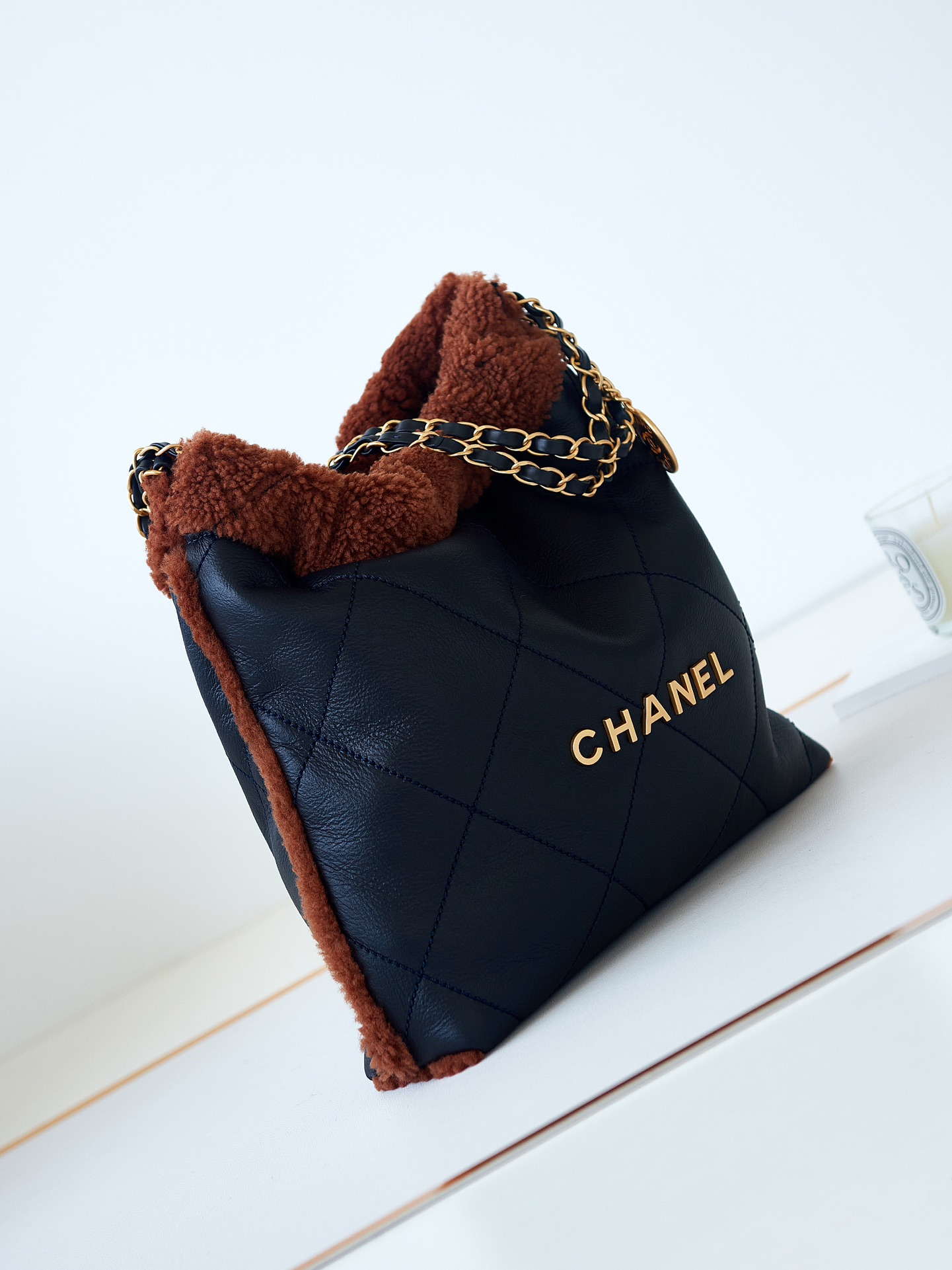 chanel-22-as3260-small-handbag-black-calfskin-wiht-brown-wool-gold-001-luxibags.ru