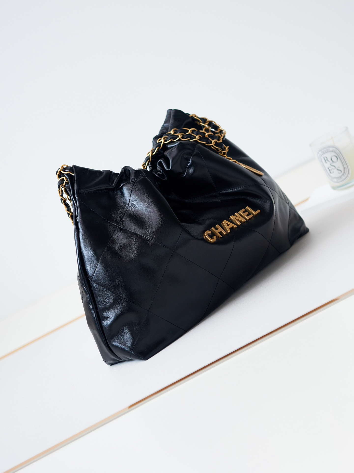 chanel-22-as4486-small-handbag-shiny-calfskin-black-with-gold-001-luxibags.ru