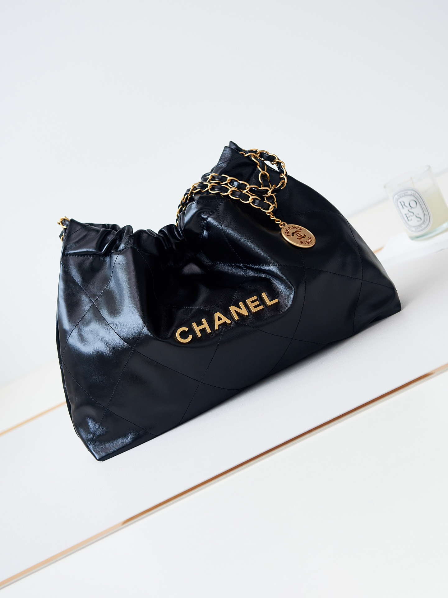 chanel-22-as4486-small-handbag-shiny-calfskin-black-with-gold-010-luxibags.ru