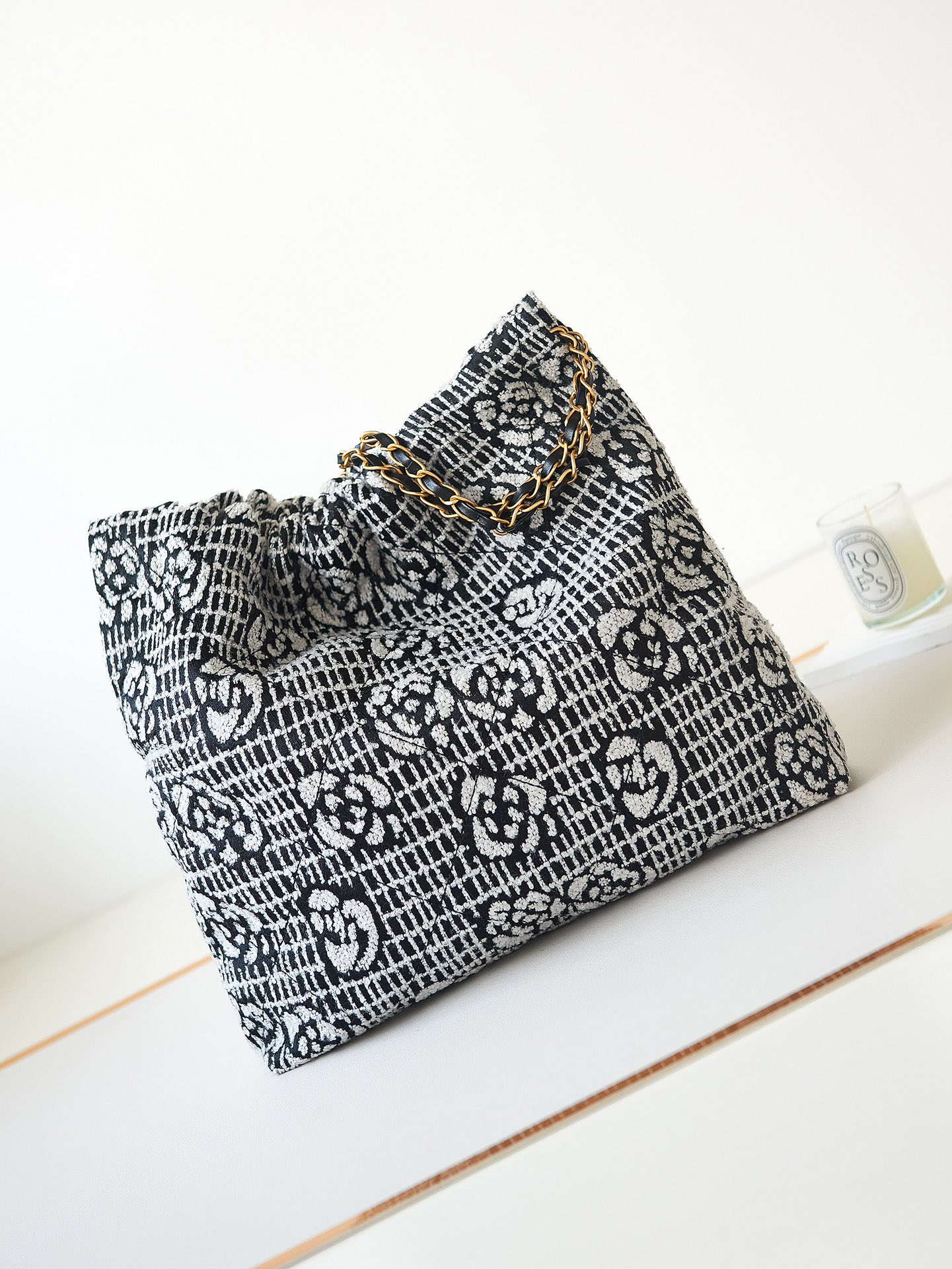 chanel-22-handbag-shiny-as3261-white-black-velvet-gold-005-luxibags.ru