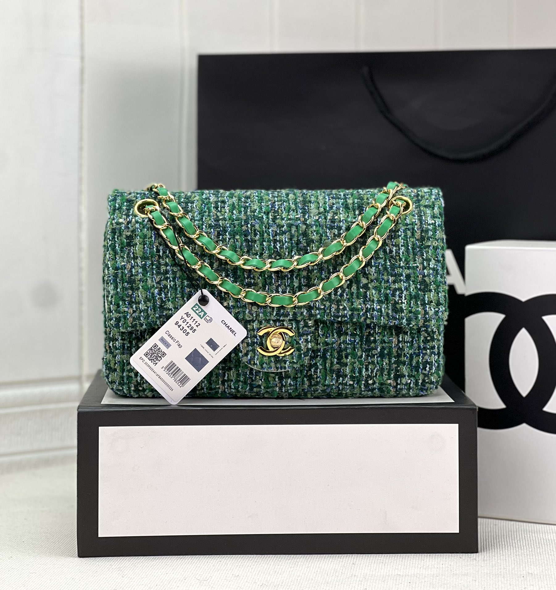 chanel-a01112-flap-classic-handbag-woolen-gold-tone-metal-green-001-luxibags.ru