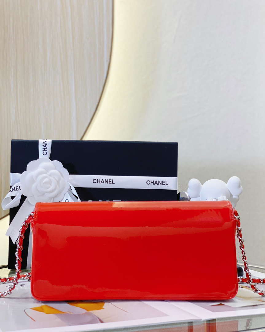 chanel-as4498-clutch-flap-bag-patent-calfskin-gold-metal-red-004-luxibags.ru