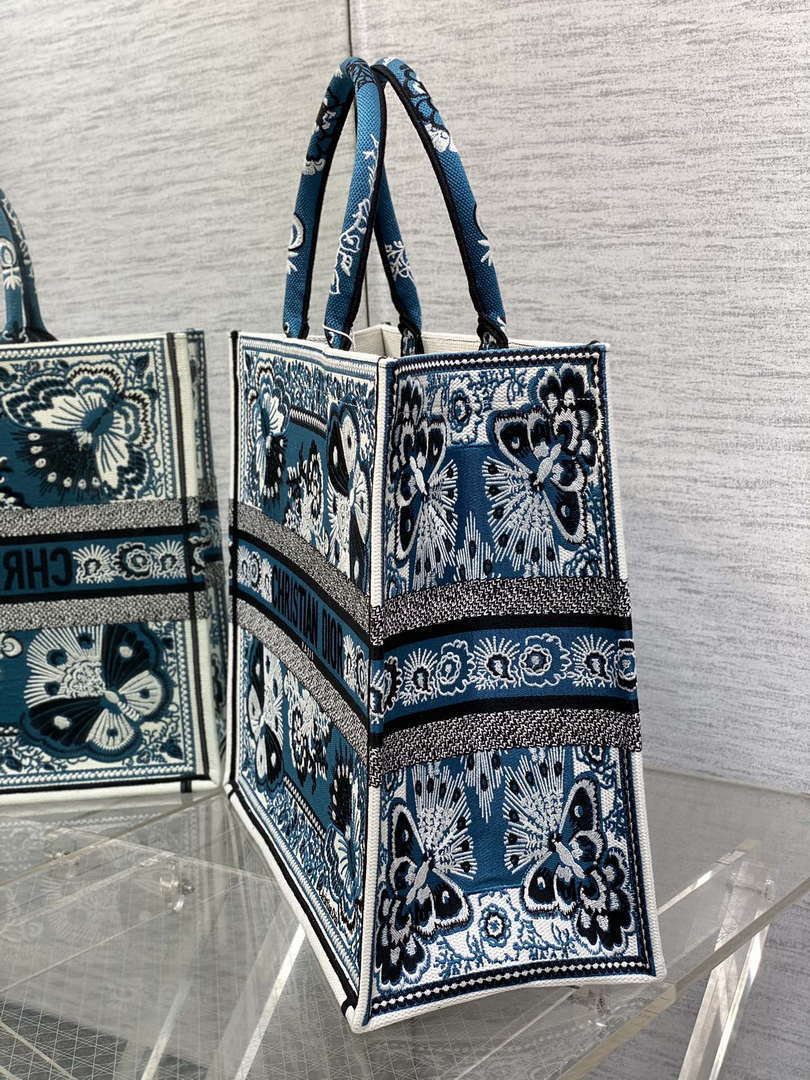 dior-m1286-large-book-tote-blue-and-white-butterfly-bandana-embroidery-006-luxibags.ru
