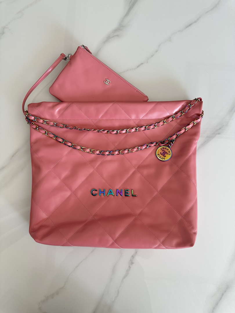 chanel-22-handbag-shiny-pink-calfskin-as3261-with-symphony-hardware-001-luxibags.ru