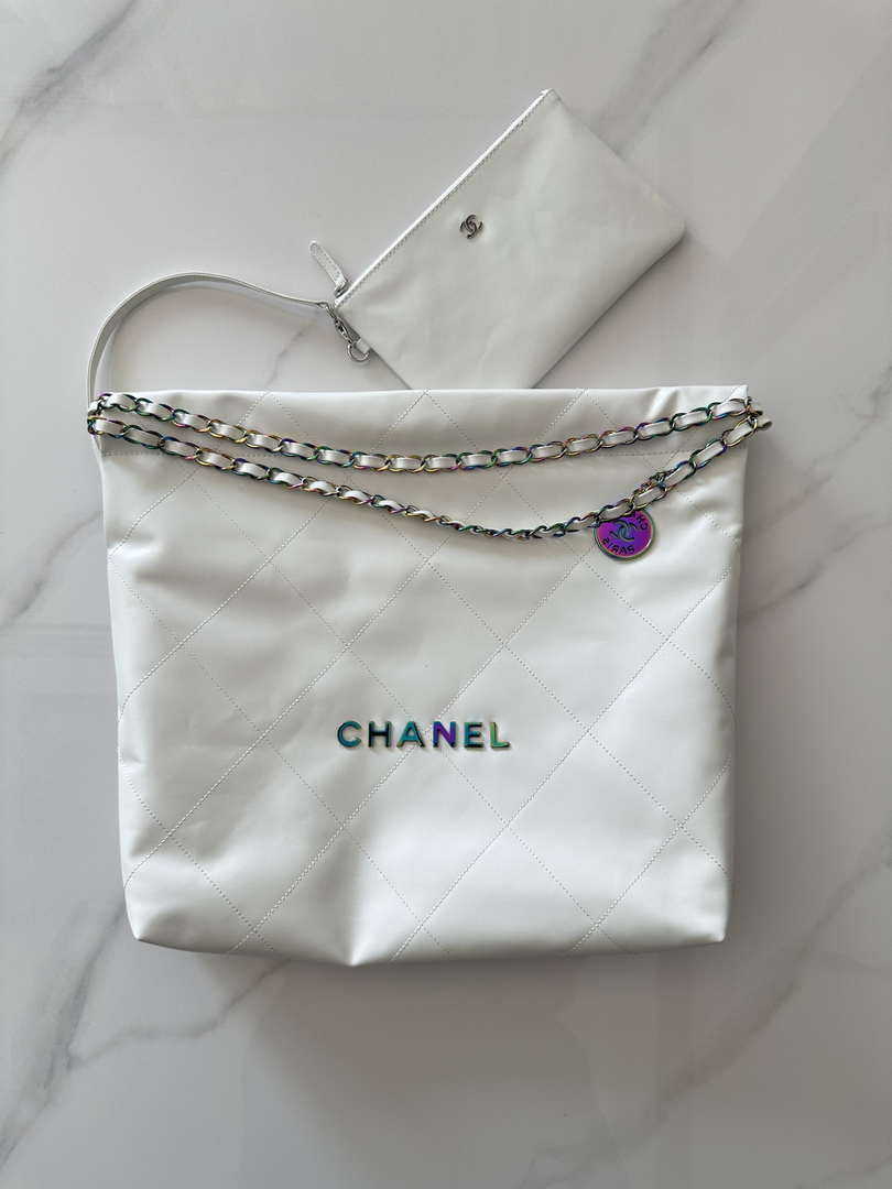 chanel-22-handbag-shiny-white-calfskin-as3261-with-symphony-hardware-001-luxibags.ru
