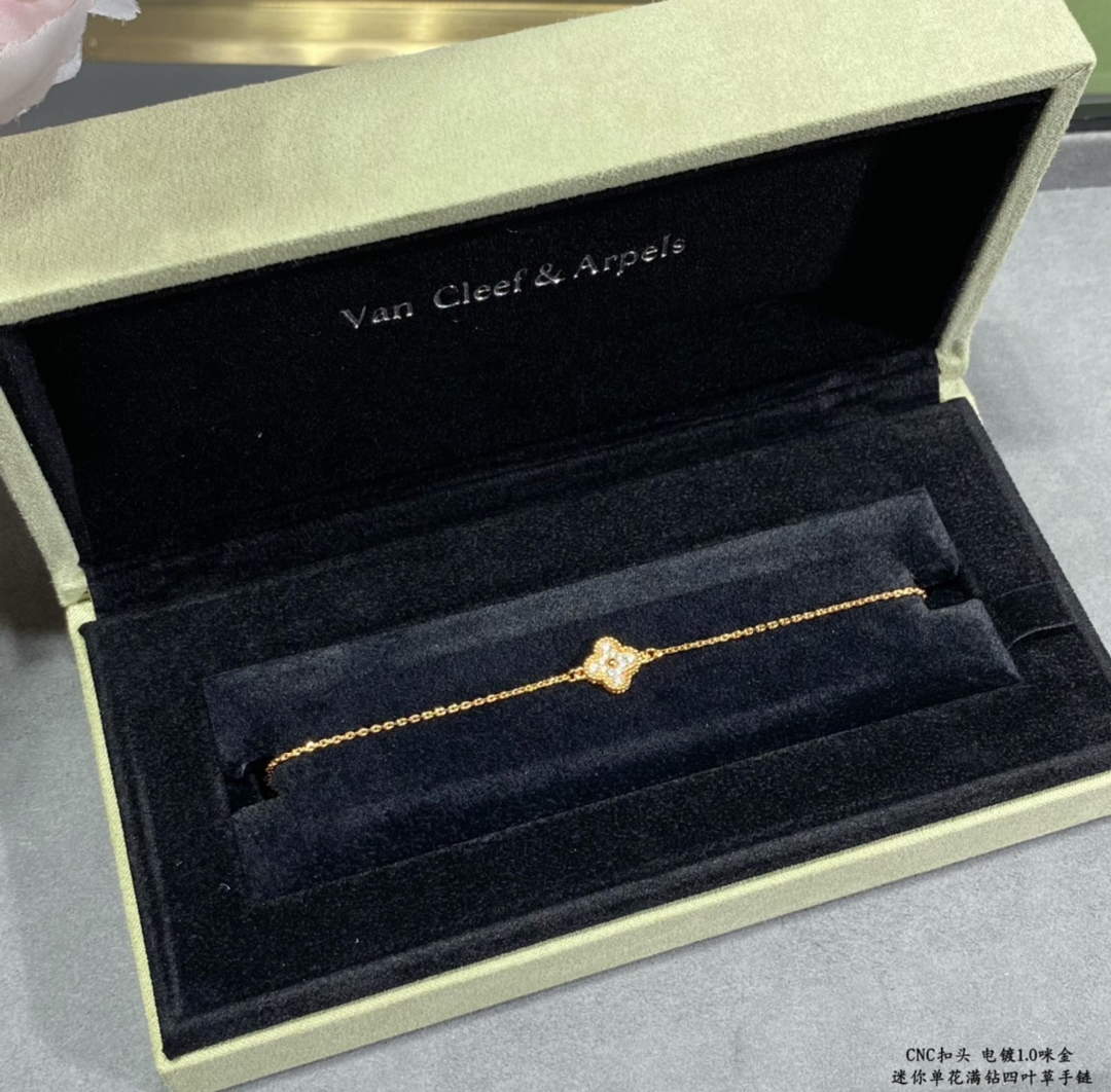 van-cleef-arpels-sweet-alhambra-bracelet-1-motif-vcaro85600-rsoe-gold-1-luxibags.ru