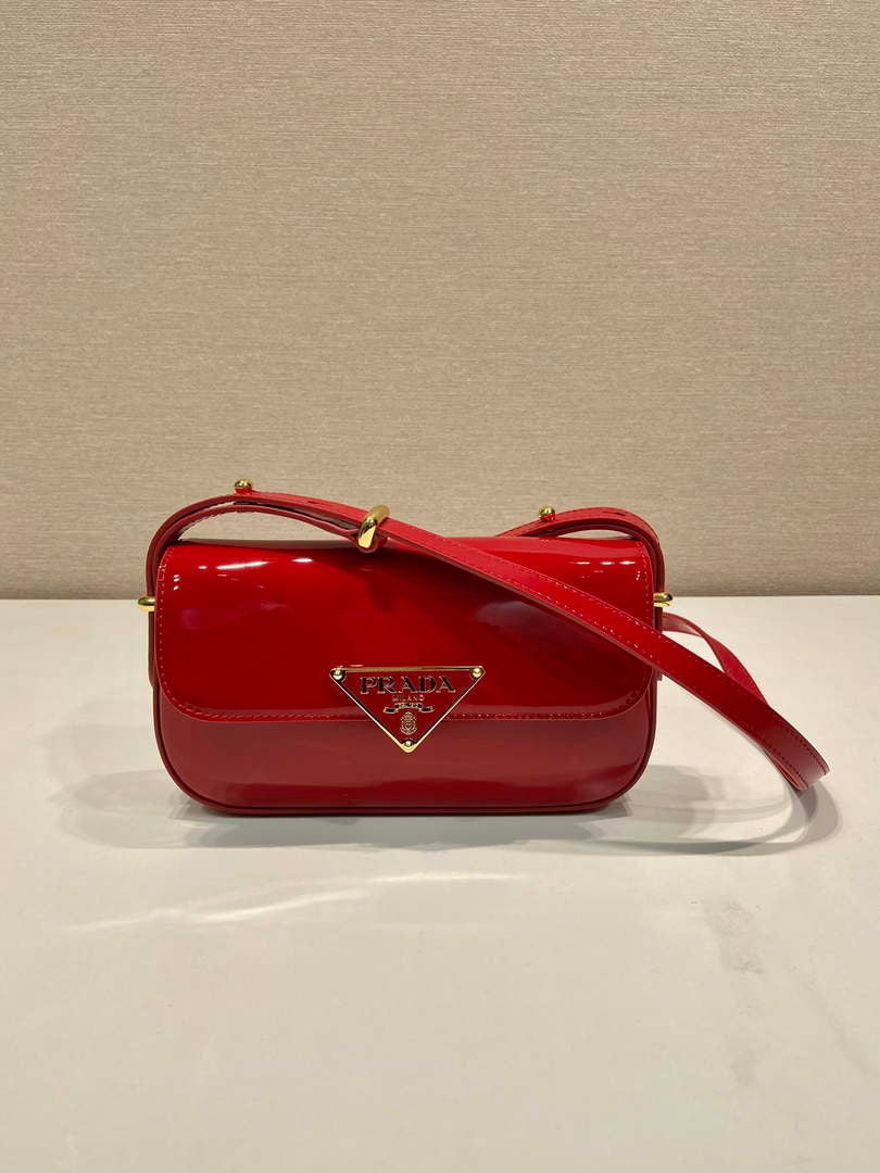 prada-1bd339-patent-leather-shoulder-bag-red-002-luxibags.ru